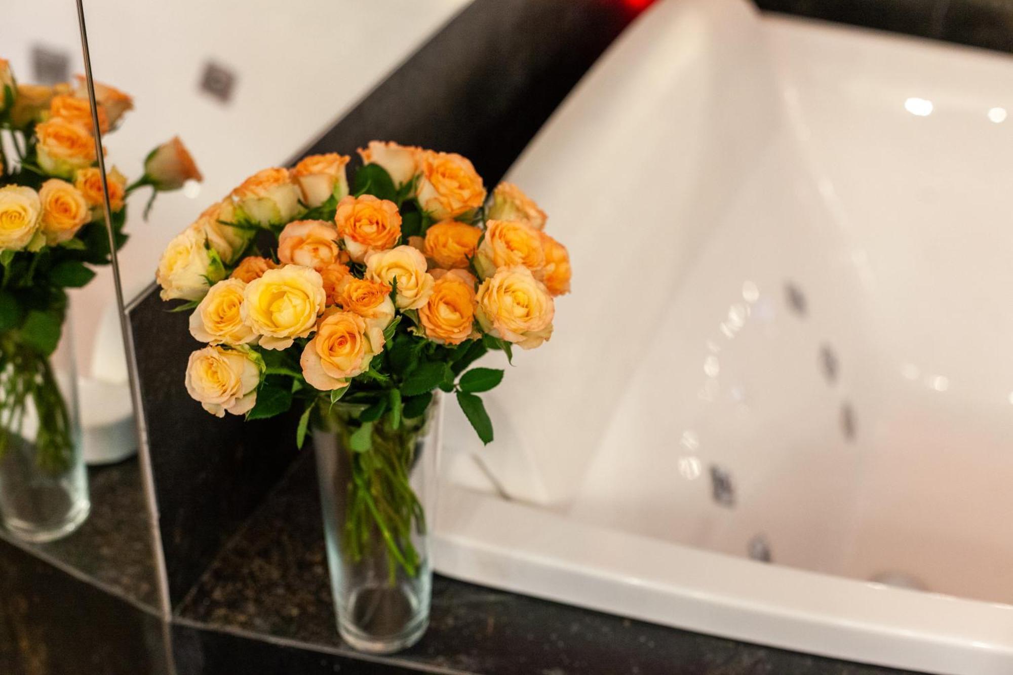 Royal Hot Jucuzzi Apartment Lviv Bagian luar foto