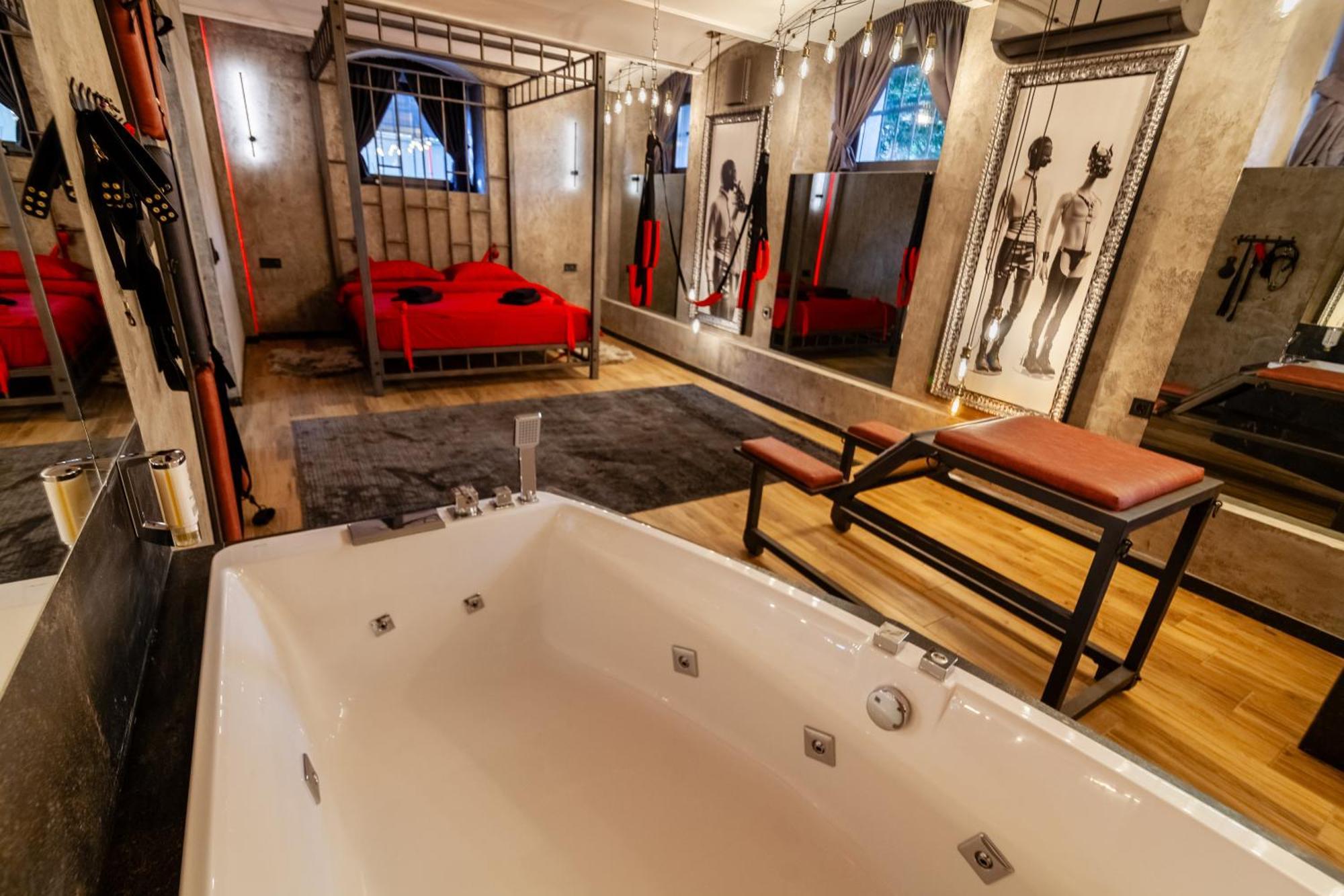 Royal Hot Jucuzzi Apartment Lviv Bagian luar foto