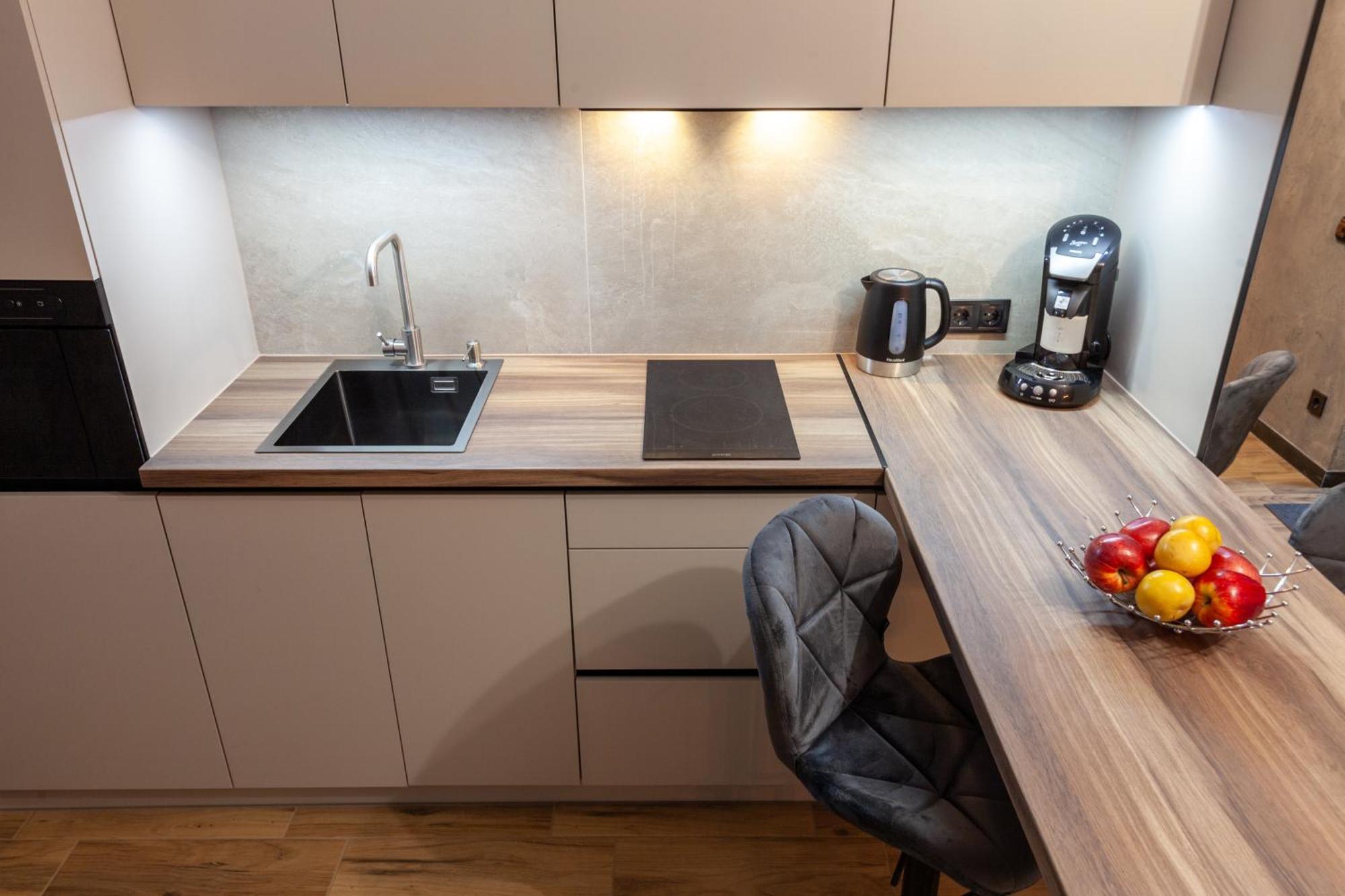 Royal Hot Jucuzzi Apartment Lviv Bagian luar foto