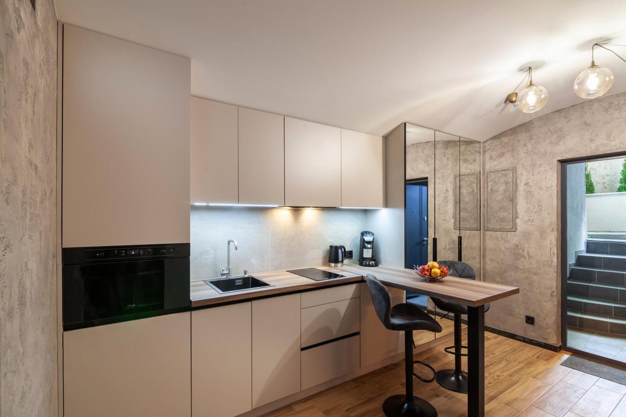 Royal Hot Jucuzzi Apartment Lviv Bagian luar foto
