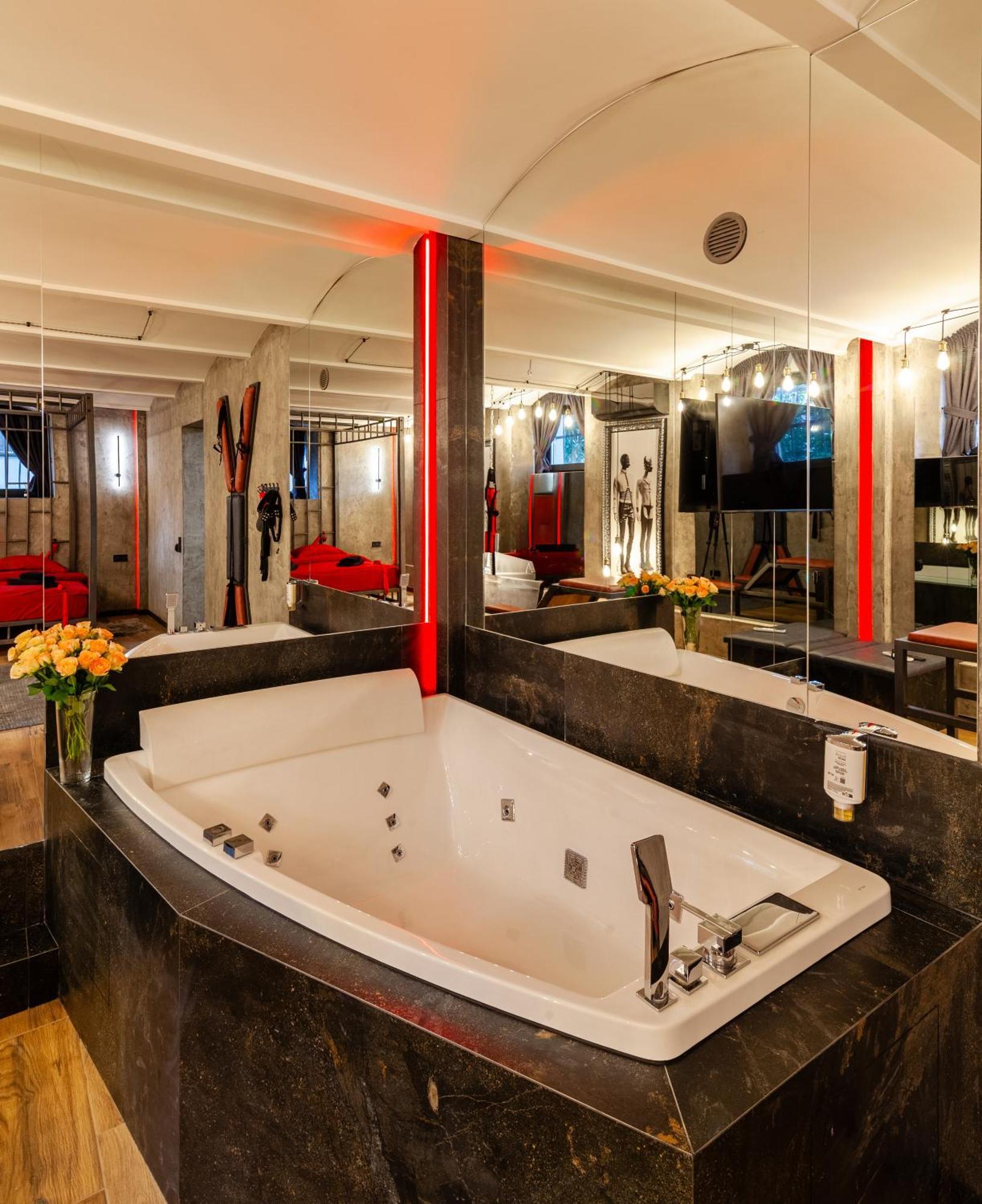 Royal Hot Jucuzzi Apartment Lviv Bagian luar foto
